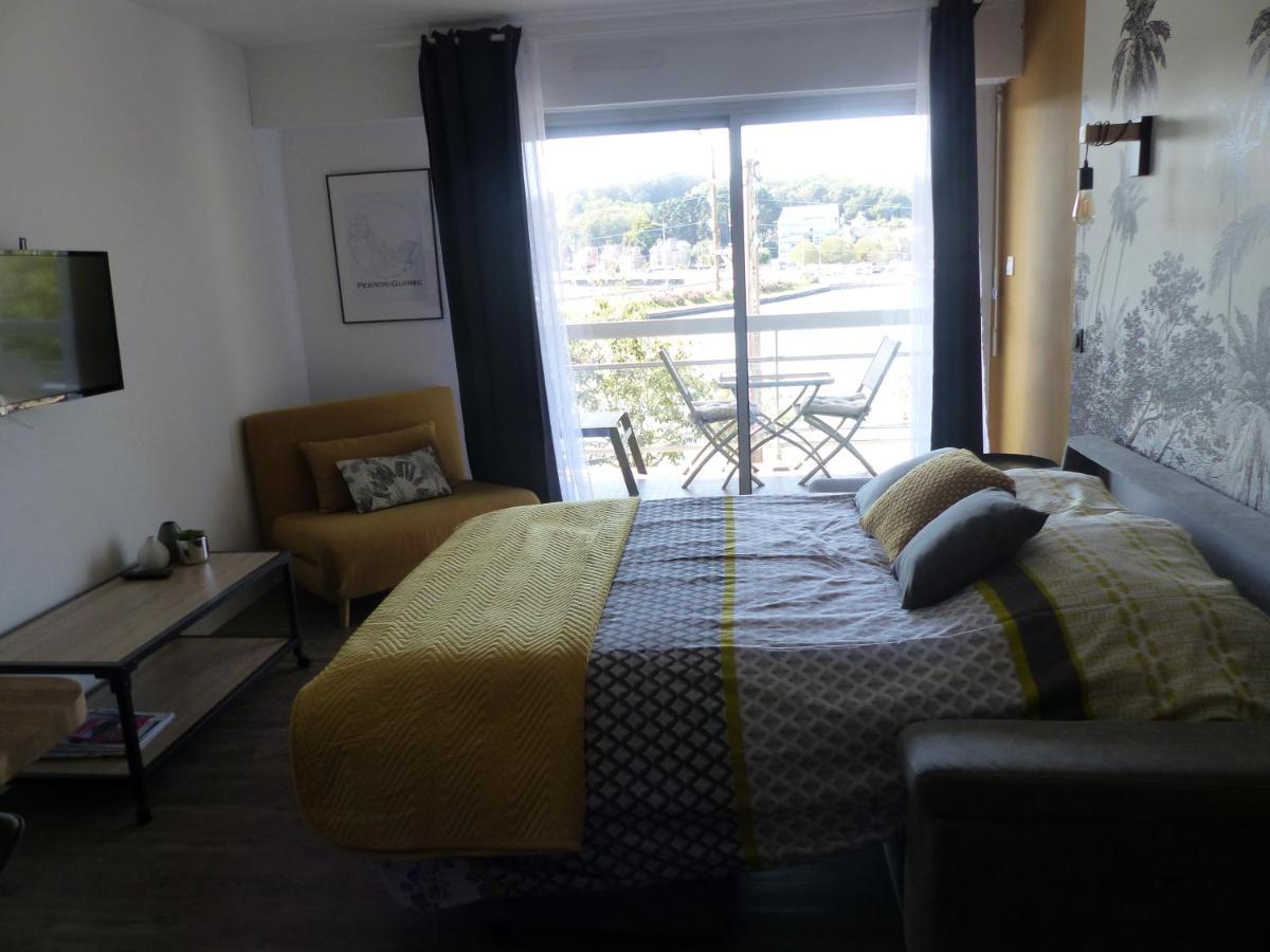 studio exposé plein sud vu sur le port de plaisance Perros-Guirec Extérieur photo