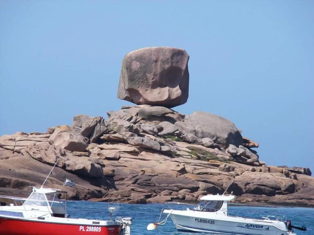 studio exposé plein sud vu sur le port de plaisance Perros-Guirec Extérieur photo