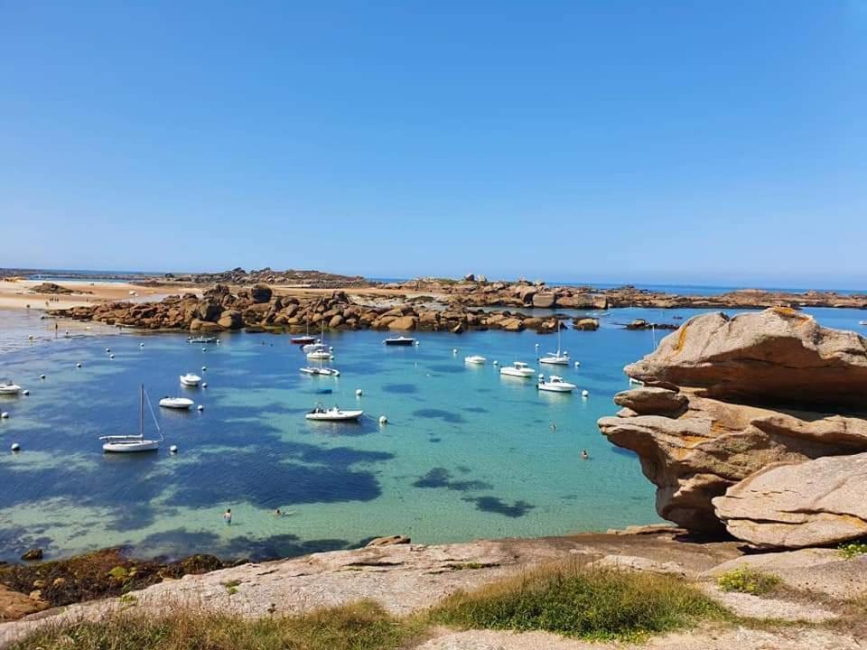 studio exposé plein sud vu sur le port de plaisance Perros-Guirec Extérieur photo