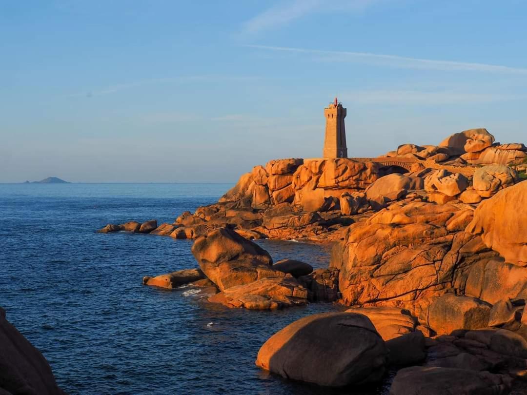 studio exposé plein sud vu sur le port de plaisance Perros-Guirec Extérieur photo